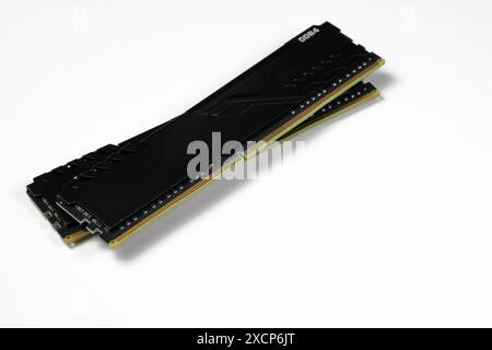 Das Paar DDR4-Speicher, Hochleistungs-DDR-RAM-Modul für Computerserver und Workstation isoliert auf weißem Hintergrund. Stockfoto