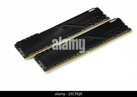 Das Paar DDR4-Speicher, Hochleistungs-DDR-RAM-Modul für Computerserver und Workstation isoliert auf weißem Hintergrund. Stockfoto