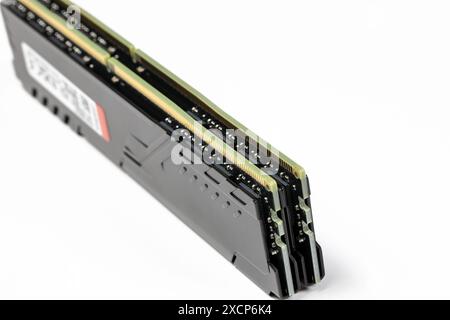 Das Paar DDR4-Speicher, Hochleistungs-DDR-RAM-Modul für Computerserver und Workstation isoliert auf weißem Hintergrund. Stockfoto