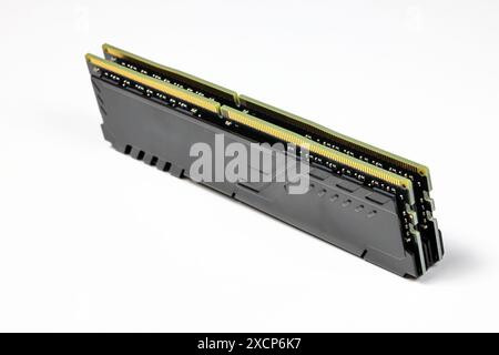 Das Paar DDR4-Speicher, Hochleistungs-DDR-RAM-Modul für Computerserver und Workstation isoliert auf weißem Hintergrund. Stockfoto