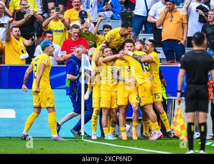 Bejubeln das dritte Tor Ihrer Mannschaft waehrend des Spiels der UEFA EURO 2024 - Gruppe E zwischen Rumänien und Ukraine, Fussball Arena München am 17. Juni 2024 in München, Deutschland. Foto von Silas Schueller/DeFodi Images feiert das dritte Tor ihres Teams beim Spiel der UEFA EURO 2024 - Gruppe E zwischen Rumänien und der Ukraine am 17. Juni 2024 in München. Foto: Silas Schueller/DeFodi Images Defodi-738 738 ROUUKR 20240617 397 *** feiert das dritte Tor ihrer Mannschaft während des Gruppenspiels der UEFA EURO 2024 zwischen Rumänien und der Ukraine bei München Football Stockfoto