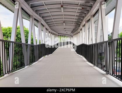 Fußgängerweg oder Korridor oder Flur zwischen Bahnhof und Gebäude. Stockfoto