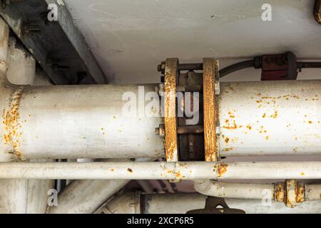 Rost von Metallen. Korrosion von Metall. Rost und Korrosion in der Schweißnaht. Korrosiver Rost auf altem Eisen, grunge Rost Textur. Stockfoto