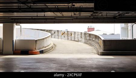 Parkplatz oder Parkdeck mit Kurvenrampe des neuen Gebäudes. Stockfoto