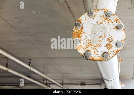 Rost von Metallen. Korrosion von Metall. Rost und Korrosion in der Schweißnaht. Korrosiver Rost auf altem Eisen, grunge Rost Textur. Stockfoto