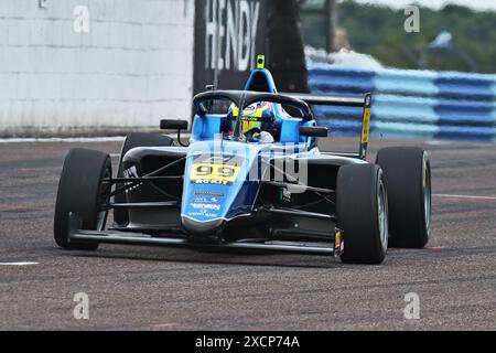 Yuhao Fu, Virtuosi Racing, ROKiT F4 British Championship, von der FIA zertifiziert, drei 20-minütige Rennen am Wochenende im schnellen Thruxton Zirkus Stockfoto