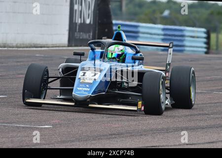 Maxwell Dodds, Virtuosi Racing, ROKiT F4 British Championship, von der FIA zertifiziert, drei 20-Minuten-Rennen am Wochenende auf dem schnellen Thruxton Stockfoto