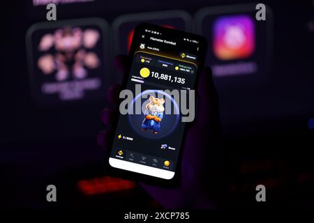 KIEW, UKRAINE - 20. APRIL 2024 Hamster Kombat Telegrammbot auf Smartphone-Bildschirm. Hamster Kombat ist ein virales Telegram-basiertes Krypto-Spiel, mit dem Sie HMSTR-Token verdienen können, indem Sie einen virtuellen Krypto-Austausch verwalten Stockfoto