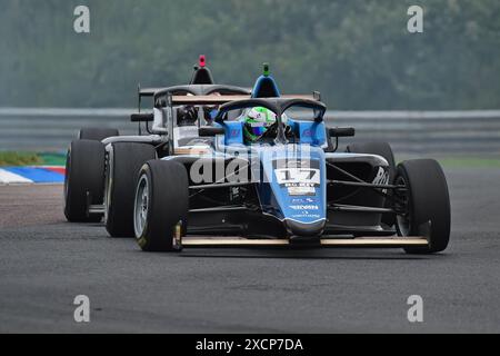 Maxwell Dodds, Virtuosi Racing, ROKiT F4 British Championship, von der FIA zertifiziert, drei 20-Minuten-Rennen am Wochenende auf dem schnellen Thruxton Stockfoto