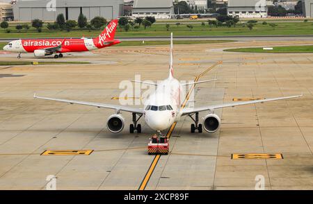 Flugzeugschlepper, Maschine zum Zurückschieben des Flugzeugs auf Rollweg in Bodenabfertigungsdiensten. Stockfoto