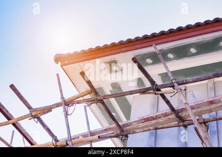 Installation von Soffit- und Faszienplatten auf der Baustelle des Hausgebäudes Stockfoto