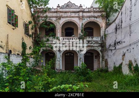 Jalan tun Tan Cheng Lock, Malacca City, Malaysia - 28. Februar 2018: Verlassenes Gebäude mit bewachsenem Garten. Stockfoto