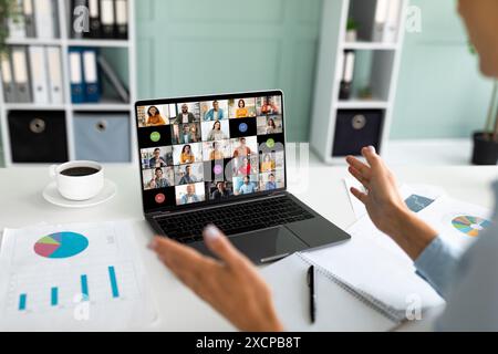 Geschäftsleute leiten Videokonferenz mit verschiedenen Teammitgliedern im Büro Stockfoto