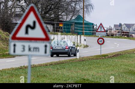 Fahrzeuge fahren auf der Irchelstraße. Verschiedene Schilder warnen vor ihrer Gefährlichkeit. Das Tempo ist auf 60 km/h gedrosselt. Es gibt zahlreich Stockfoto
