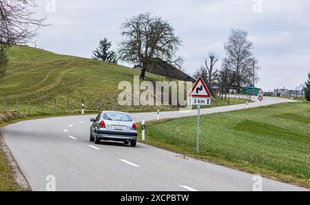 Fahrzeuge fahren auf der Irchelstraße. Verschiedene Schilder warnen vor ihrer Gefährlichkeit. Das Tempo ist auf 60 km/h gedrosselt. Es gibt zahlreich Stockfoto