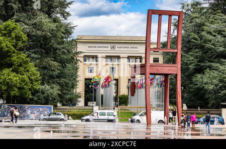 Auf der Place des Nations in Genf vor dem Palais des Nations - dem Hauptsitz der Vereinten Nationen- steht der Broken Chair, des Genfer Künstlers Dani Stockfoto