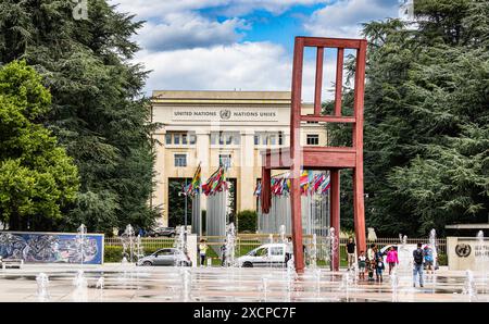 Auf der Place des Nations in Genf vor dem Palais des Nations - dem Hauptsitz der Vereinten Nationen- steht der Broken Chair, des Genfer Künstlers Dani Stockfoto