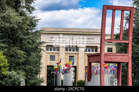 Auf der Place des Nations in Genf vor dem Palais des Nations - dem Hauptsitz der Vereinten Nationen- steht der Broken Chair, des Genfer Künstlers Dani Stockfoto