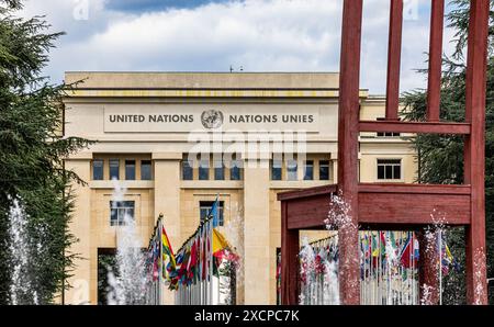 Auf der Place des Nations in Genf vor dem Palais des Nations - dem Hauptsitz der Vereinten Nationen- steht der Broken Chair, des Genfer Künstlers Dani Stockfoto