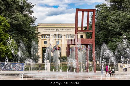 Auf der Place des Nations in Genf vor dem Palais des Nations - dem Hauptsitz der Vereinten Nationen- steht der Broken Chair, des Genfer Künstlers Dani Stockfoto