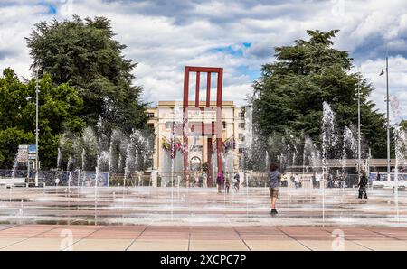 Auf der Place des Nations in Genf vor dem Palais des Nations - dem Hauptsitz der Vereinten Nationen- steht der Broken Chair, des Genfer Künstlers Dani Stockfoto