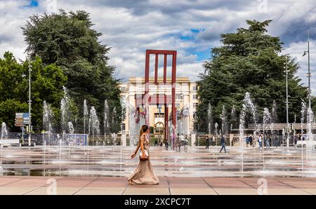 Auf der Place des Nations in Genf vor dem Palais des Nations - dem Hauptsitz der Vereinten Nationen- steht der Broken Chair, des Genfer Künstlers Dani Stockfoto