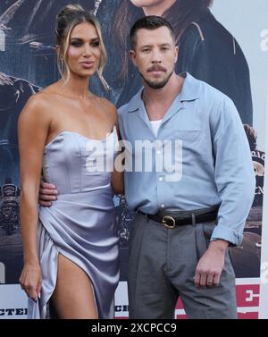 (L-R) Lucy knapp und Beau knapp kommen am Montag bei DER BIKERIDERS Los Angeles Premiere im TCL Chinese Theatre in Hollywood, CA, an? Juni 2024. (Foto: Sthanlee B. Mirador/SIPA USA) Stockfoto