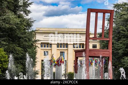 Auf der Place des Nations in Genf vor dem Palais des Nations - dem Hauptsitz der Vereinten Nationen- steht der Broken Chair, des Genfer Künstlers Dani Stockfoto