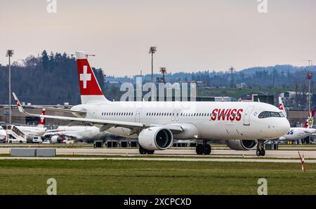 Ein von Swiss International Airlines betriebener Airbus A321-271NX fährt zur Start- und Landebahn am Flughafen Zürich. Registrierung HB-JPD. (Zürich, Schweiz, 11,03 Stockfoto