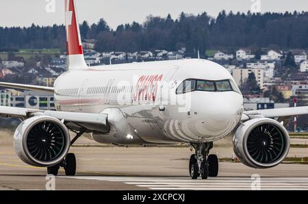 Ein von Swiss International Airlines betriebener Airbus A321-271NX fährt zur Start- und Landebahn am Flughafen Zürich. Registrierung HB-JPD. (Zürich, Schweiz, 11,03 Stockfoto