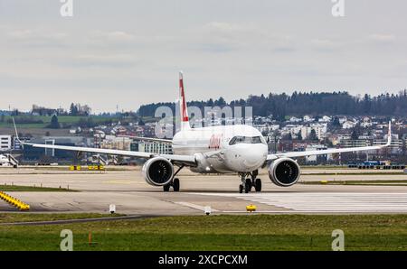 Ein von Swiss International Airlines betriebener Airbus A321-271NX fährt zur Start- und Landebahn am Flughafen Zürich. Registrierung HB-JPD. (Zürich, Schweiz, 11,03 Stockfoto