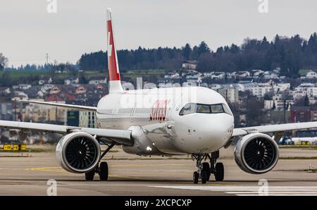 Ein von Swiss International Airlines betriebener Airbus A321-271NX fährt zur Start- und Landebahn am Flughafen Zürich. Registrierung HB-JPD. (Zürich, Schweiz, 11,03 Stockfoto