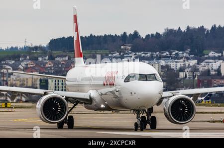 Ein von Swiss International Airlines betriebener Airbus A321-271NX fährt zur Start- und Landebahn am Flughafen Zürich. Registrierung HB-JPD. (Zürich, Schweiz, 11,03 Stockfoto