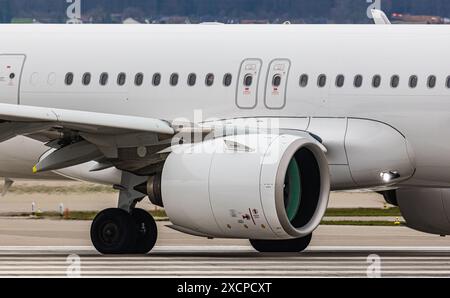 Der von Swiss International Airlines betriebene Airbus A321-271NX ist mit zwei Turbofan-Motoren CFM 56 (kurz CFM56-5B1) ausgestattet. Registrierung des Stockfoto