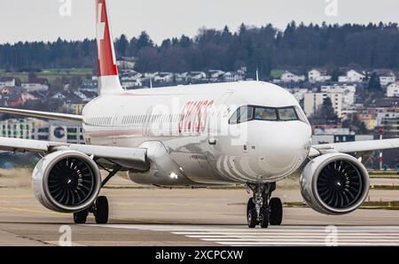 Ein von Swiss International Airlines betriebener Airbus A321-271NX fährt zur Start- und Landebahn am Flughafen Zürich. Registrierung HB-JPD. (Zürich, Schweiz, 11,03 Stockfoto