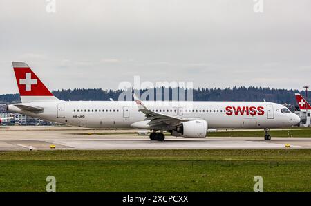 Ein von Swiss International Airlines betriebener Airbus A321-271NX fährt zur Start- und Landebahn am Flughafen Zürich. Registrierung HB-JPD. (Zürich, Schweiz, 11,03 Stockfoto