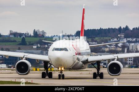 Ein von Swiss International Airlines betriebener Airbus A330-343X fährt zur Start- und Landebahn am Flughafen Zürich. Registrierung HB-JHC. (Zürich, Schweiz, 11.03. Stockfoto