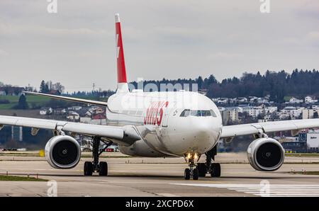 Ein von Swiss International Airlines betriebener Airbus A330-343X fährt zur Start- und Landebahn am Flughafen Zürich. Registrierung HB-JHC. (Zürich, Schweiz, 11.03. Stockfoto