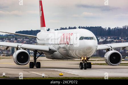 Ein von Swiss International Airlines betriebener Airbus A330-343X fährt zur Start- und Landebahn am Flughafen Zürich. Registrierung HB-JHC. (Zürich, Schweiz, 11.03. Stockfoto