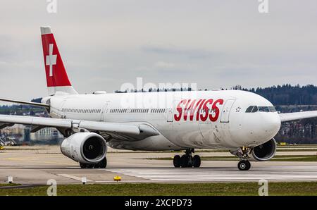 Ein von Swiss International Airlines betriebener Airbus A330-343X fährt zur Start- und Landebahn am Flughafen Zürich. Registrierung HB-JHC. (Zürich, Schweiz, 11.03. Stockfoto
