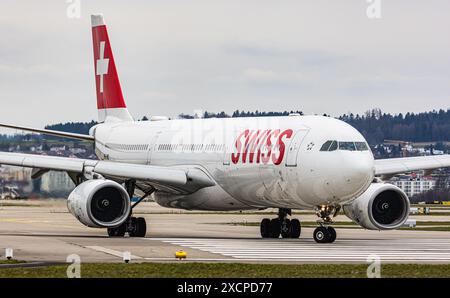 Ein von Swiss International Airlines betriebener Airbus A330-343X fährt zur Start- und Landebahn am Flughafen Zürich. Registrierung HB-JHC. (Zürich, Schweiz, 11.03. Stockfoto