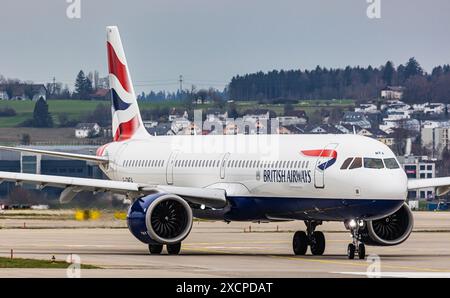 British Airways Airbus A321-251NX fährt zur Start- und Landebahn am Flughafen Zürich. Registrierung G-TNEA. (Zürich, Schweiz, 11.03.2024) Stockfoto