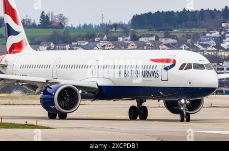 British Airways Airbus A321-251NX fährt zur Start- und Landebahn am Flughafen Zürich. Registrierung G-TNEA. (Zürich, Schweiz, 11.03.2024) Stockfoto