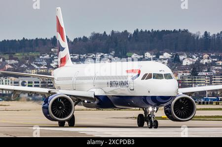 British Airways Airbus A321-251NX fährt zur Start- und Landebahn am Flughafen Zürich. Registrierung G-TNEA. (Zürich, Schweiz, 11.03.2024) Stockfoto