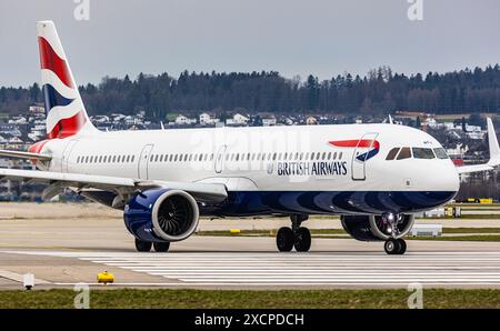 British Airways Airbus A321-251NX fährt zur Start- und Landebahn am Flughafen Zürich. Registrierung G-TNEA. (Zürich, Schweiz, 11.03.2024) Stockfoto