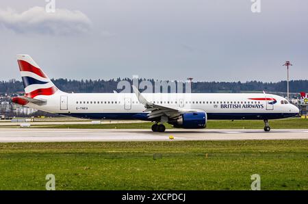 British Airways Airbus A321-251NX fährt zur Start- und Landebahn am Flughafen Zürich. Registrierung G-TNEA. (Zürich, Schweiz, 11.03.2024) Stockfoto