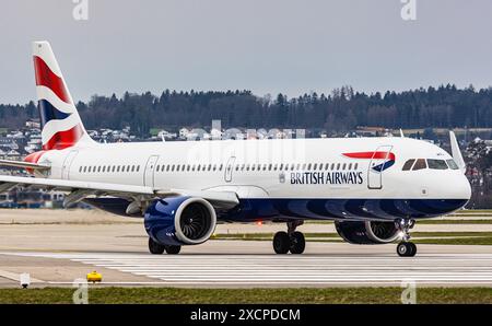 British Airways Airbus A321-251NX fährt zur Start- und Landebahn am Flughafen Zürich. Registrierung G-TNEA. (Zürich, Schweiz, 11.03.2024) Stockfoto