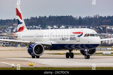 British Airways Airbus A321-251NX fährt zur Start- und Landebahn am Flughafen Zürich. Registrierung G-TNEA. (Zürich, Schweiz, 11.03.2024) Stockfoto