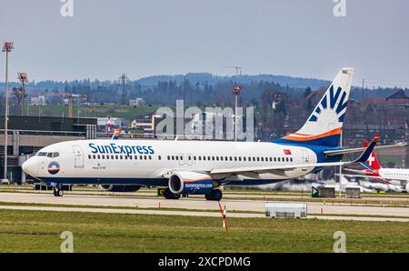 Eine Boeing 737-8HC vom Sun Express auf dem Weg zur Start- und Landebahn am Flughafen Zürich. Registrierung TC-SNU. (Zürich, Schweiz, 11.03.2024) Stockfoto