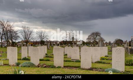 Gräber von alliierten und Achsensoldaten zusammen auf dem Chichester Cemetery Stockfoto